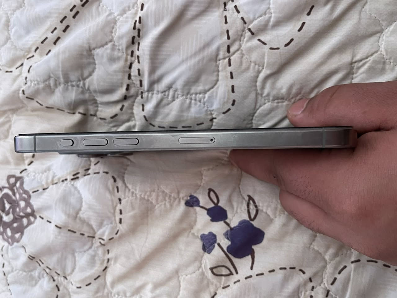 السلام عليكم 
ايفون لبيع  ١٥ برو ماكس شرق اوسط 
لجهاز نضيف وبطاريته  ٧٨
العنوان النجف حي القادسيه قرب فلكت المطار 
الرقم بي واتساب ***********
