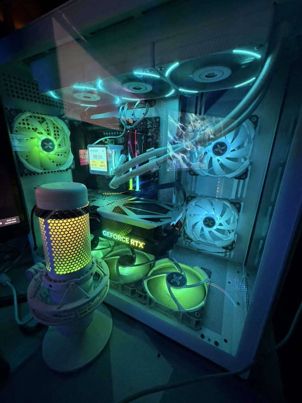 للبيع PC Gaming / Workstation

المواصفات:

* المعالج: AMD Ryzen 5 7600X
* المذربورد: ASUS B650 WiFi
* كرت الشاشة: NVIDIA GeForce RTX 4070 Ti GALAX 12GB
* الرام: 32GB DDR5 5600MHz (2×16GB)
* المبرد المائي: DeepCool LT720 White (360mm)
* التخزين:
    * SSD SATA 1TB
    * M.2 NVMe SSD 1TB
* مزود الطاقة: Seasonic 850W 80+ Gold PCIe 5.0
* الكيس: Xigmatek Aquarius Plus White
* المراوح: CF120 Plus RGB Kit + 3 مراوح RGB إضافية

المميزات:

* نظيف جداً ويعمل بكفاءة عالية.
* مناسب للألعاب بدقة 2K و4K، والمونتاج والتصميم.
* قابل للفحص والتجربة قبل الشراء.
الرقم :(*********** )
السعر: ( 2,150,000)
الموقع: (  المنصور/ دور السود  ) بغداد, العراق
