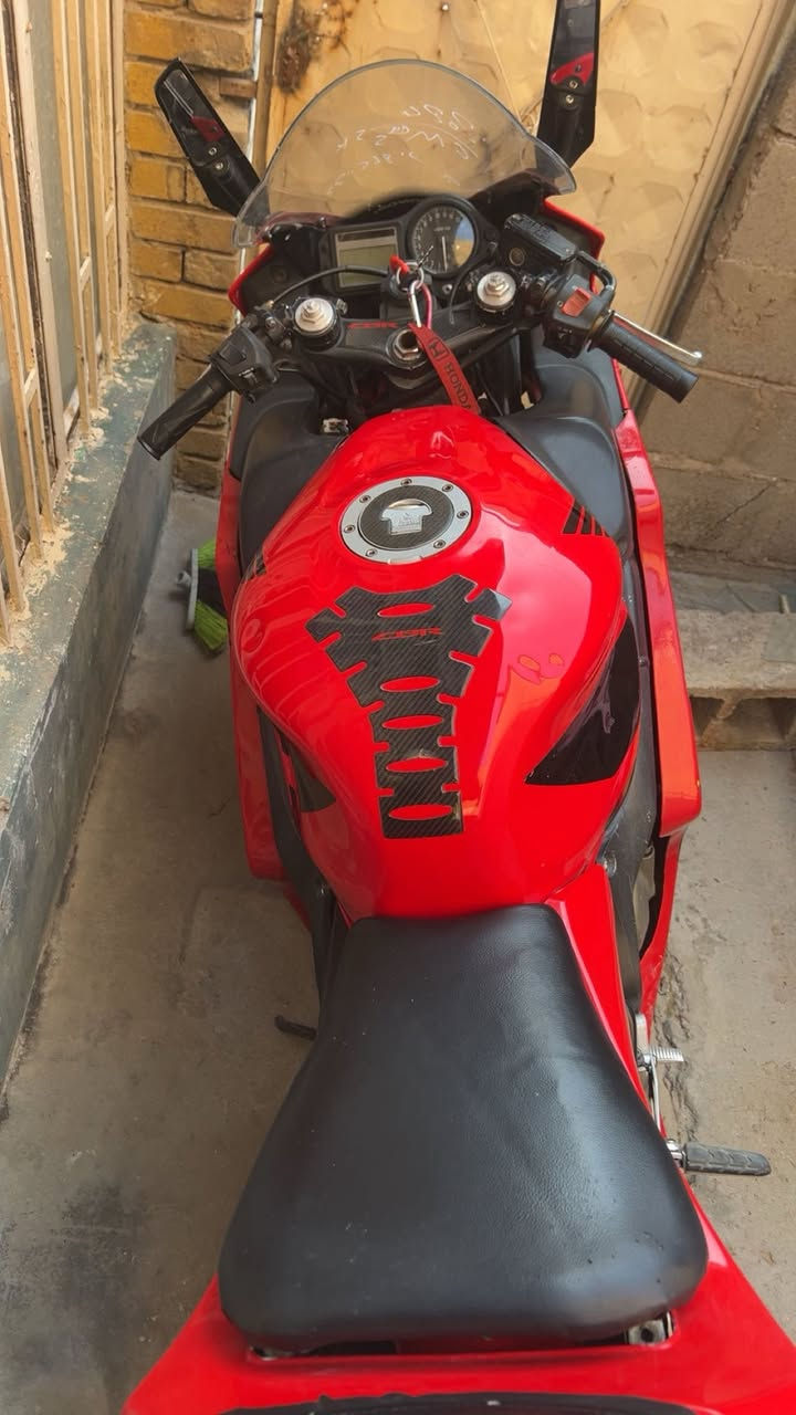 السلام عليكم امفوراي 2006 دراجه نضيفه وخير من الله مكينه 600 كير ومكينه مكفولات من الفتح ومن كلشي  سبانه ممخلين عليهن كشر نضيف دراجه كلش نضيفه العنوان بلديات رقم التليفون *********** السعر 27وبيها مجال
