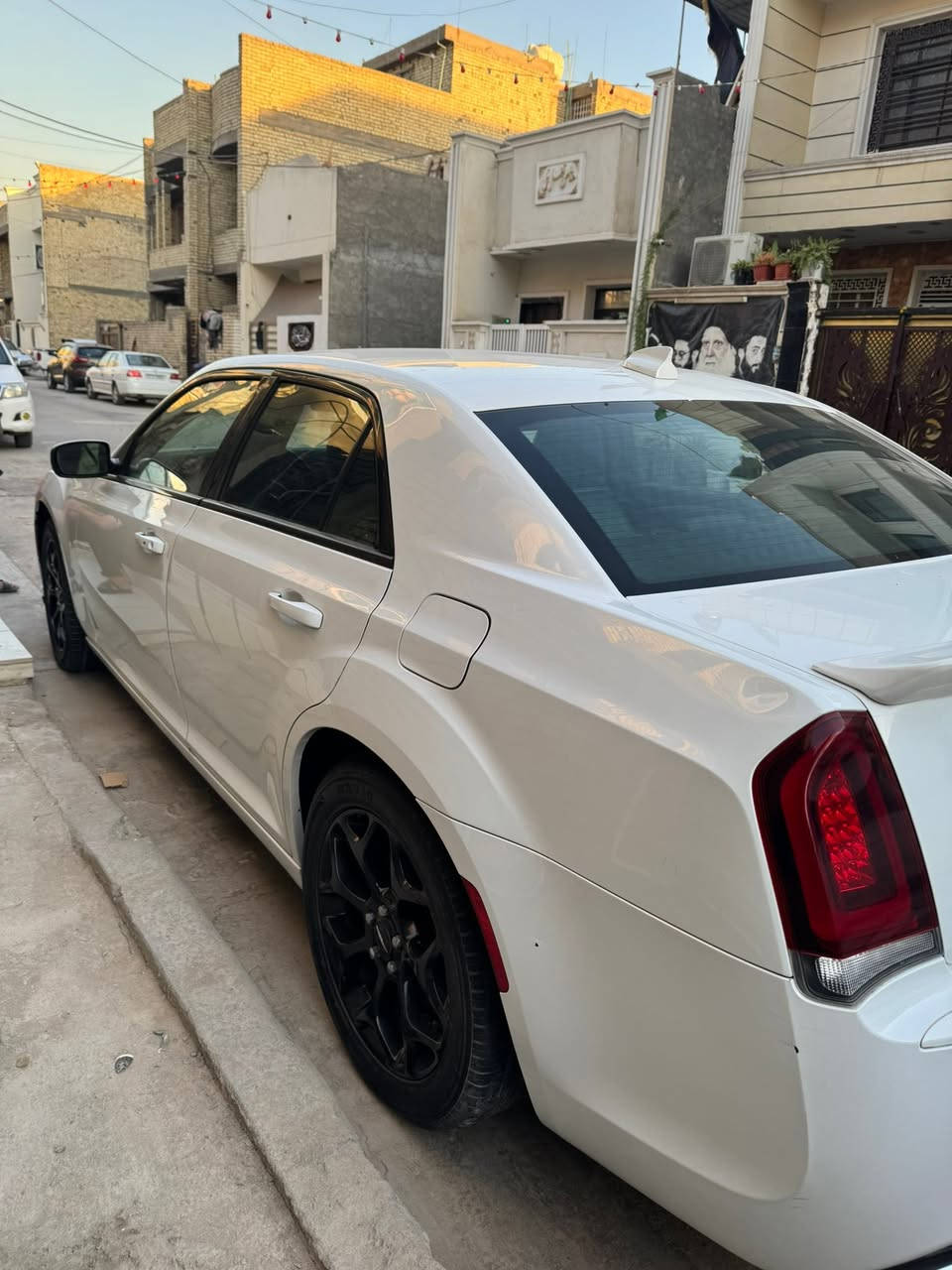 السلام عليكم اوباما كرايسلر
موديل 19 s300
كشنات جلد كهرباء 
ويل 20 مكان السيارة بغداد الامين رقم الهاتف ***********
