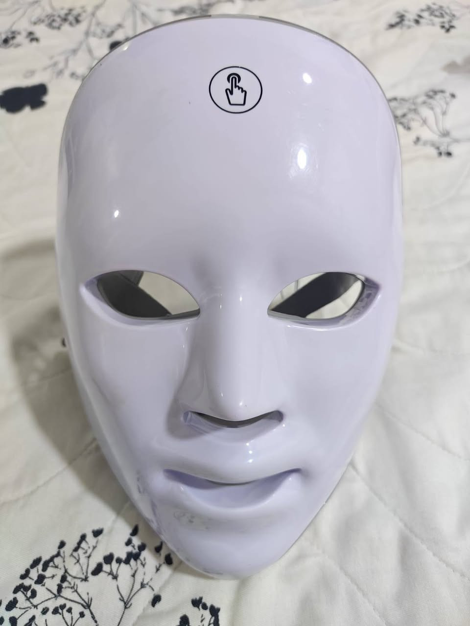 هذا قناع ضوئي للوجه بتقنية الـ LED (LED Light Therapy Facial Mask)، وهو جهاز مخصص للعناية بالبشرة وتجميلها.
يعمل هذا القناع على معالجة مشاكل البشرة المختلفة باستخدام ألوان إضاءة متعددة (كما يظهر في الصورتين 1000070127.jpg و 1000070138.jpg)، حيث لكل لون وظيفة معينة:
​الضوء الأحمر (Red Light): يحفز إنتاج الكولاجين، ويساعد في تقليل التجاعيد وتجديد خلايا البشرة.
​الضوء الأخضر (Green Light): يساعد في توحيد لون البشرة، تفتيح البقع الداكنة، وتهدئة البشرة.
​الضوء الأزرق (إذا كان متوفراً في الجهاز): يعمل على محاربة البكتيريا المسببة لحب الشباب وتقليل الإفرازات الدهنية.
​وفي الصورة 1000070139.jpg يظهر الشكل الخارجي للقناع، حيث يحتوي على زر يعمل باللمس (Touch) أعلى الجبهة لتشغيل الجهاز والتحكم في تغيير الألوان بسهولة
هذا قناع ضوئي للوجه بتقنية الـ LED (LED Light Therapy Facial Mask)، وهو جهاز مخصص للعناية بالبشرة وتجميلها.


**إذا كنت صاحب هذا الإعلان وتريد حذفه لأي سبب، رجاءا أرسل رسالة إلى الدعم الفني**