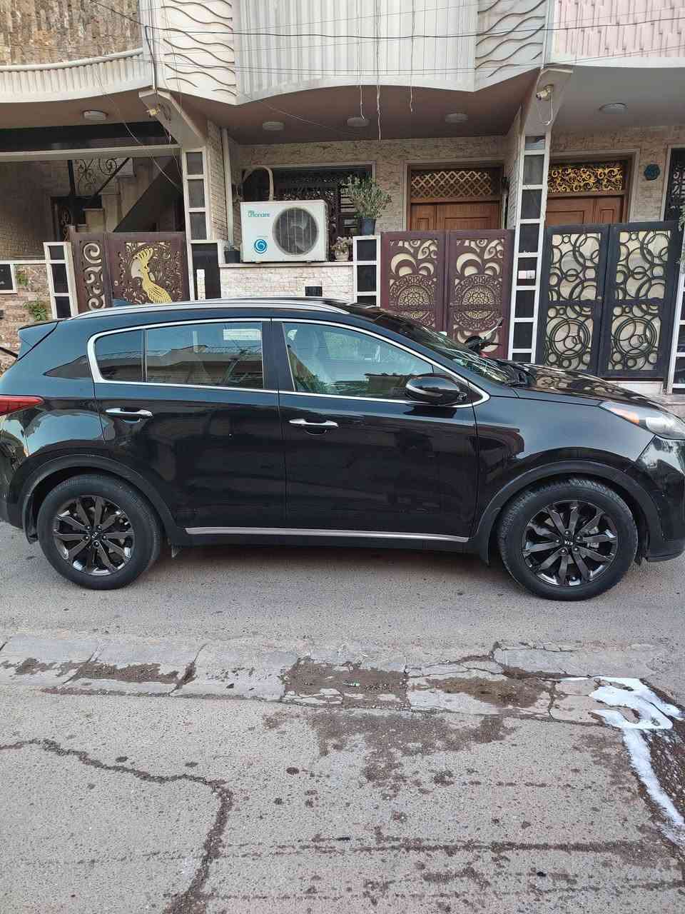 🚗 كيا سبورتج 2019 - مواصفات EX () 🚗$155
العشاق الفخامة واللون الملكي، سيارة متكاملة المواصفات (وارد أمريكي) وبحالة ممتازة جداً.

📌 التفاصيل الأساسية:

• الموديل: 2019.

• الفئة: EX (معروفة بمواصفاتها العالية).

• اللون الخارجي: أسود ملكي مميز.

⭐ المواصفات والتكنولوجيا:

• نظام التشغيل: بصمة تشغيل + يدات بصمة (نيكل).

• الشاشات: شاشة كبيرة تدعم Apple CarPlay + شاشة خاصة بالأعطال.

• أنظمة القيادة: كير 3 وضعيات (Sport / Normal / Eco)، مثبت سرعة، مانع انزلاق، ونظام نزول المنحدرات.

• التحكم: تحكم ستيرن كامل جهتين.

🛋️ الراحة والرفاهية:

• المقاعد: جلد بلادي، كشن السائق كهرباء، مع خاصية (تدفئة كشنات + تدفئة ستيرن).

• التبريد: قطعتين (تبريد ثلج ما شاء الله).

• الإضافات: مري شفط مع إشارات ترحيب، إشارات بالمري، ولايتات زنون.

• الويل: ويل كب حجم 19 بلادي

📍 الموقع والتواصل:

• العنوان بغداد

• للاستفسار ***********
