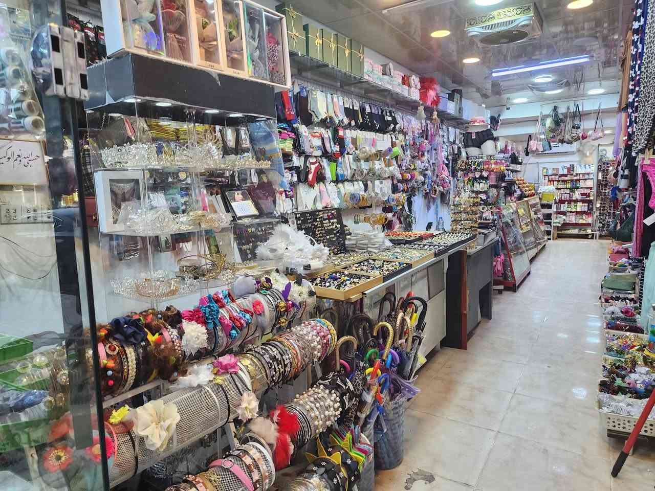 غراض بالمحل للبيع شلع مع العارضات و تعلاكات و بضاعة كلها شلع للاستفسار اكثر اتصال على قم ***********
