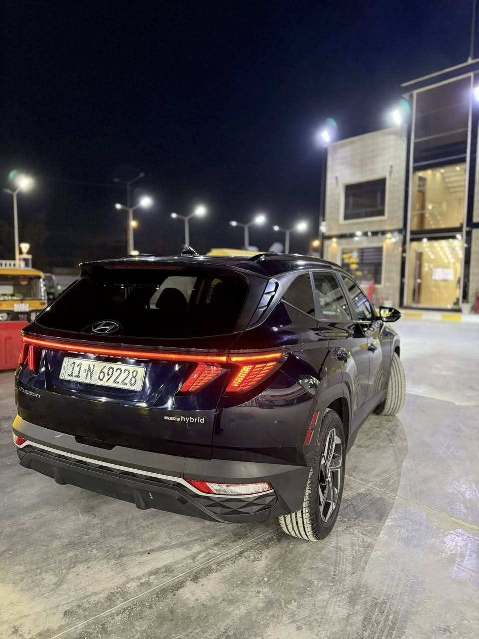 سلام عليكم للبيع مستعجل توسان هايبرد 2022 بيه قطعتين باب وجاملغ والباقي كله كفاله رقم إنكليزي بغداد تحويل ثاني يوم سياره فول مواصفات من فتحت سقف من تحكمات من بنوراما هيه فول 1/1 وسياره جاهزه من تخم تاير جديد  سعره 190$ وبيه مجال حك جيه رقم الهاتف ***********
