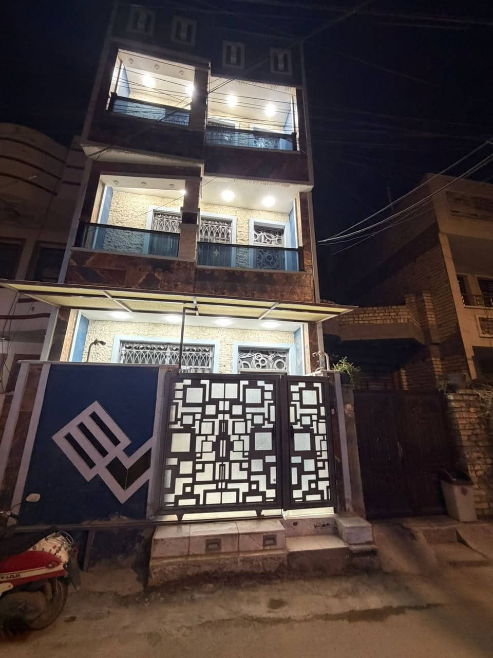 السلام عليكم دار للبيع طابو ملك صرف زراعي  سند ٢٥ المساحه ١٠٥ متر
موقع الدار سبع ابكار الفرع المقابيل الهبي دي 
و من جهة سوك السمكة خلف مولدة المصرية 

الواجهه ٥ متر النزال ٢١ متر 
الدار ثلاث طوابق بناء درجة اولى فول 
مثل ما موضح بالصور 
الدار يحتوي على الطابق الاول 
طرمة 
صاله 
مطبخ 
حمام 
غرفة نوم 
الطابق الثاني 
غرفتين نوم
حولي 
حمام 
الطابق الثالث 
غرفتين نوم 
حولي 
حمام 
يعني البيت بي ٥ غرف نوم و ثلاث حمامات 
للاستفسار الاتصال على الرقم 
***********
