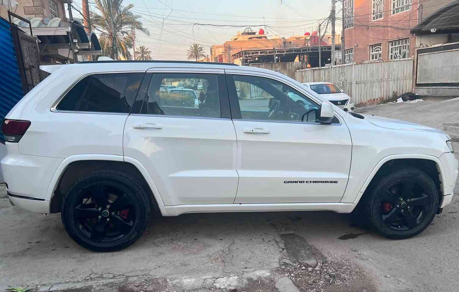 Jeep كراند شيروكي 
السعر 190 وبيها مجال 
فئة لمتد 
موديل 2015 لون ابيض بغداد بأسمي 
فتحة سقف 
جنطة كهرباء 
تو ويل 
مكينة 3600
بصمة تشغيل + بصمة ابواب
تشغيل عن بعد 
كشن كهرباء 
كشنات تدفئة 
نظام eco
تبريد قطعتين 
كامره خلفيه دواره
شاشة جبيرة وتحكم لمس
شفتات ستيرن + تحكمات ستيرن
كهربائيات شغالة كلهن +شاشة اعطال
كير ومكينة كفاله عامه على وضع الشركة
صدر جديد قبل يومين مبدل كامل 
كير طياره 
تبريد + تدفئة بحاله ممتازة 
سياره نضيفه جداً وحلوة ومامتعوبه وداخلها نضيف 
حادثها قطعتين تبديل بنيد اصلي وجاملغ مصبوغ وربع الباب 
هذا رقم التلفون ***********
