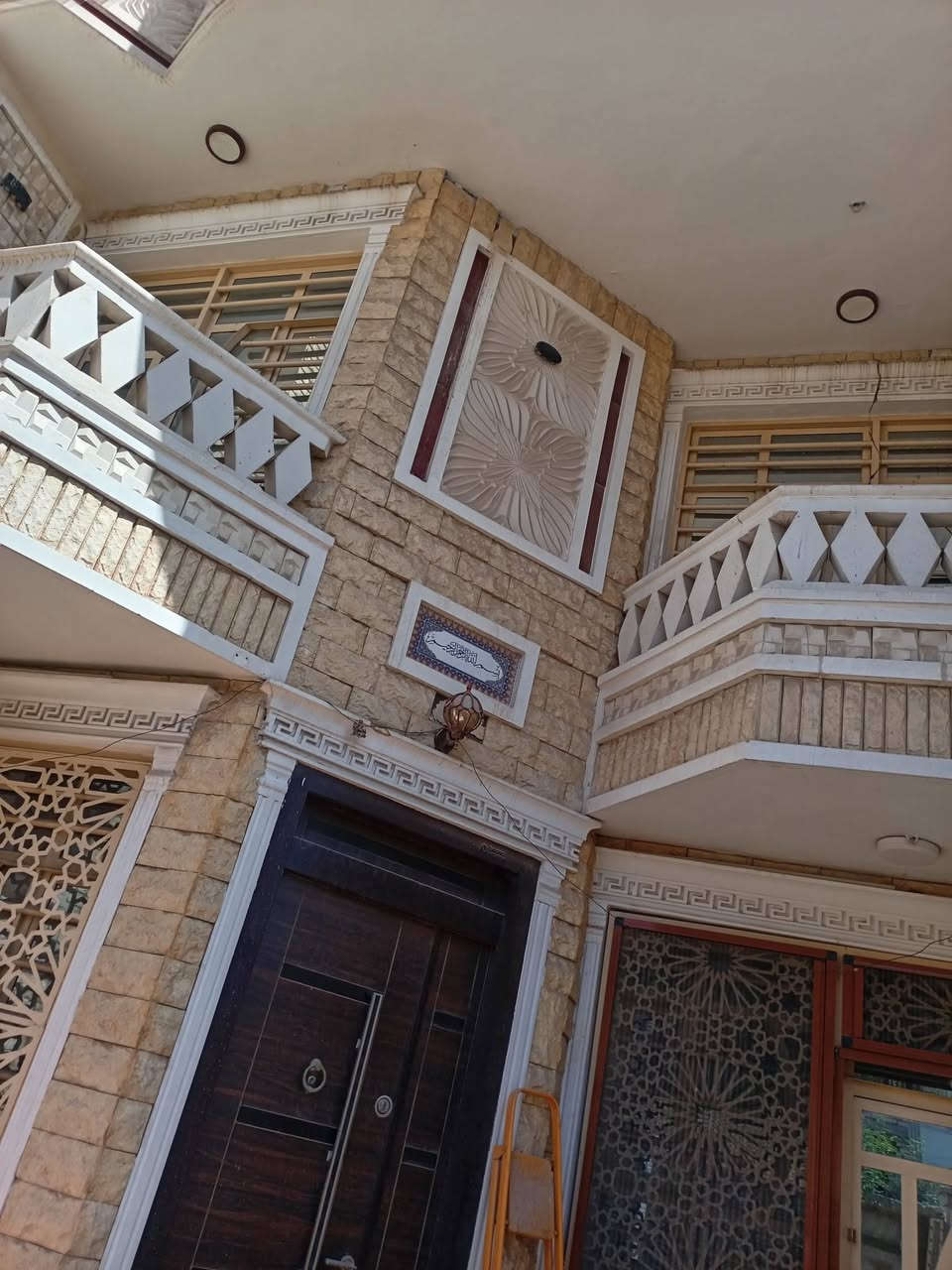 دار للبيع في الدوره شارع الزيتون طابو ملك صرف بناء حديث مساحة ١٢٥ واجه واجه ٦ وربع طابقين الطابق الأول يحتوي على استقبال وحولي غرفة نوم وحمام ومطبخ والطابق
الطابق الثاني يحتوي على غرفة النوم سويت واضياً غرفة النوم وحولي وحمام للاستفسار الاتصال على الرقم *********** وتساب ☎️
