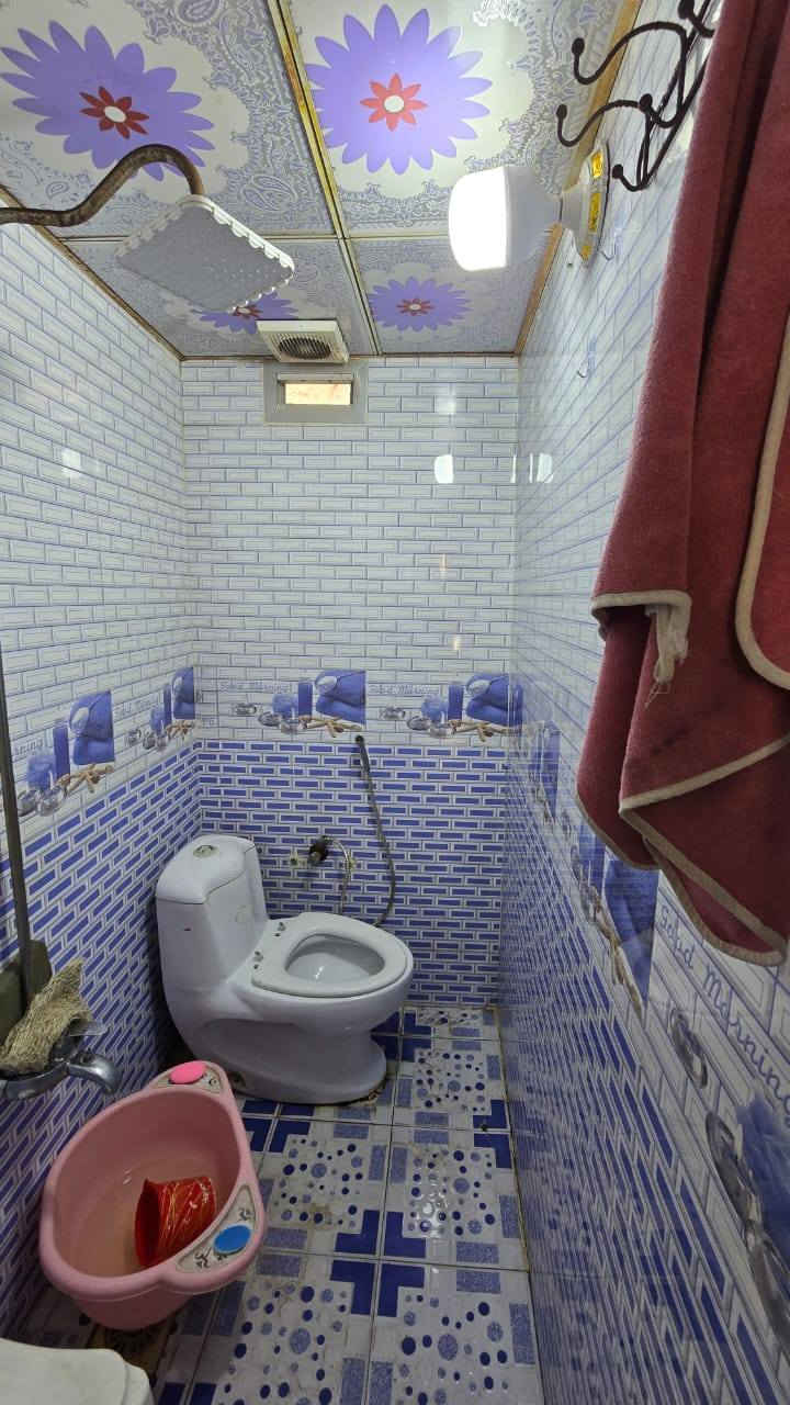 السلام عليكم للبيع مشتمل مساحه 100مترالواجهيه5والنزال20 طابو زراعي سند 25 يتكون من صاله وكلدور و مطبخ وغرفه وصحيات وطارمه طابق واحد السعر الاستفسار موبايل ***********اسيا***********
