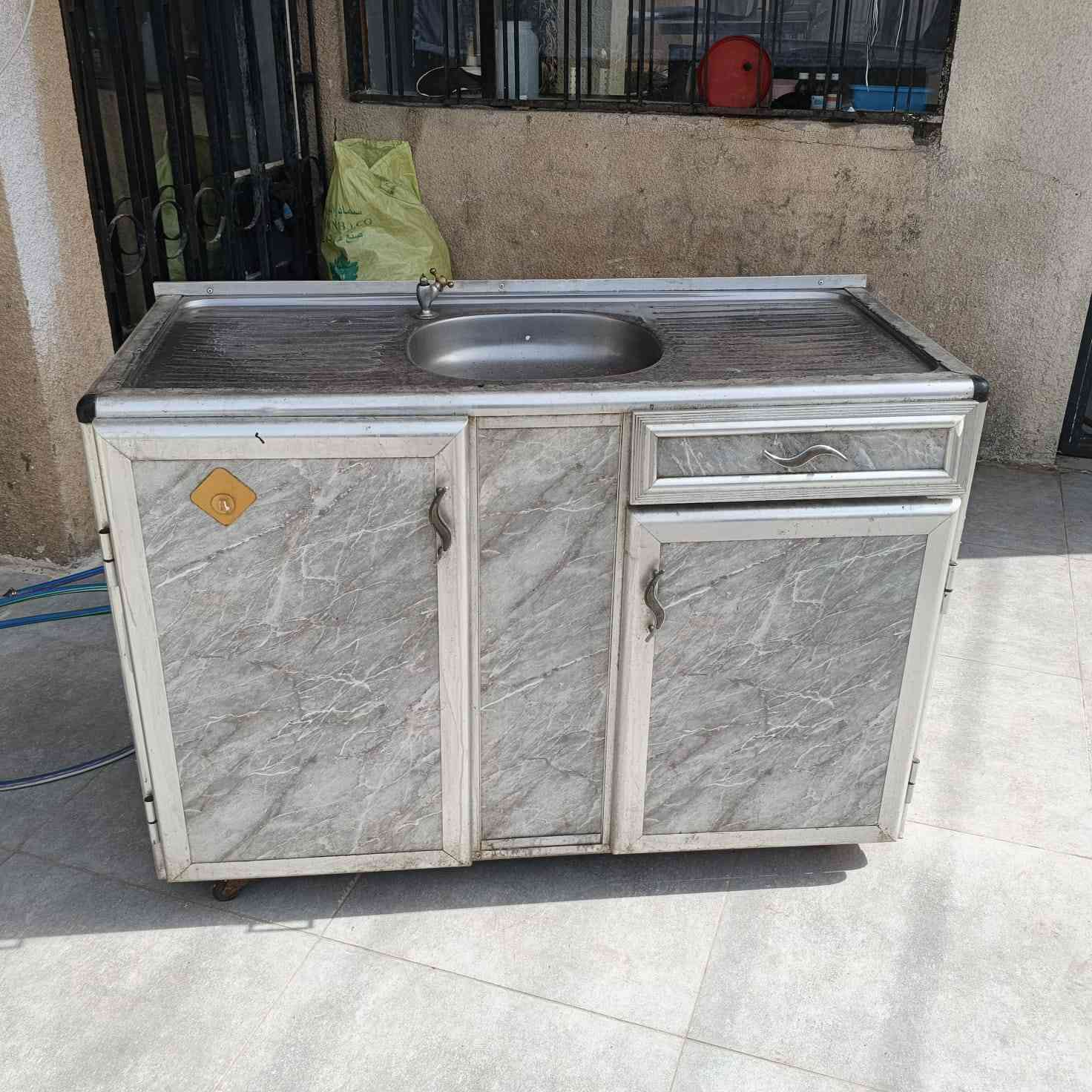 غراض مطعم للبيع شوايه دجاج فحم وحمايه تمن ومرق وسنك غسيل ومنقله كباب سل ستيل وطباخ ٤ عيون وميوزه سل ستيل للبيع مكاني كركوك الشراي يتصل على ***********
