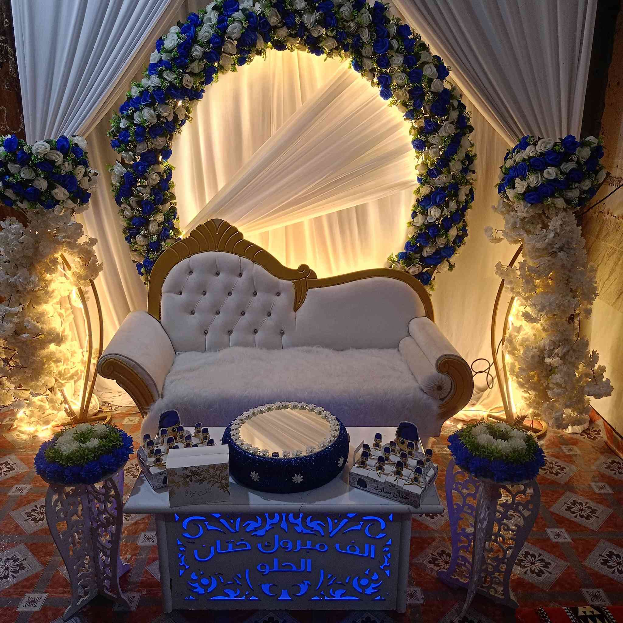 مجمع الحسنين لتاجير كوشات الأعراس تزين سيارات الأعراس باجمل الموديلات كافه اللوان حسب الطلب والديجي والات الطبل  والجوادر الخطوبه بلون الاحمر والابيض ومختلف الارضيه حسب الطلب المسيب حي العسكري للاستفسار *********** مع خدمه  توصيل وتدللون الف الف مبروك انشا الله حيات سعيده
