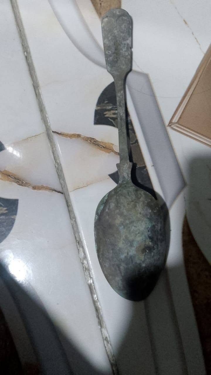 هاي فضة 925 إسترليني بس مو بريطاني... هاي فضة ألماني قديمة*
*الدمغة واضحة وتخبل بالصورة:*
1. *التاج Crown 👑* = هاي دمغة الفضة الألمانية قبل 1888. اسمها "Crown 12" أو "Crescent & Crown". الألمان كانوا يستخدمون التاج بدل الأسد البريطاني.
2. *925* = عيار الفضة صافي 92.5% نفس الإسترليني بالضبط.
3. *الدمغة العامودية*: التاج + 925 + حرفين ثانيات. هذا النظام الألماني القديم Hanau style.

*الخلاصة المهمة:*
1. *النوع*: Sterling Silver 925% ألماني أصلي. مو بريطاني ولا مطلي EPNS.
2. *العمر*: قبل 1888. يعني عمرها 140 سنة! أقدم من الملعقة الفيكتوري مال الأسد.
 القديمة التاج 925


**إذا كنت صاحب هذا الإعلان وتريد حذفه لأي سبب، رجاءا أرسل رسالة إلى الدعم الفني**
