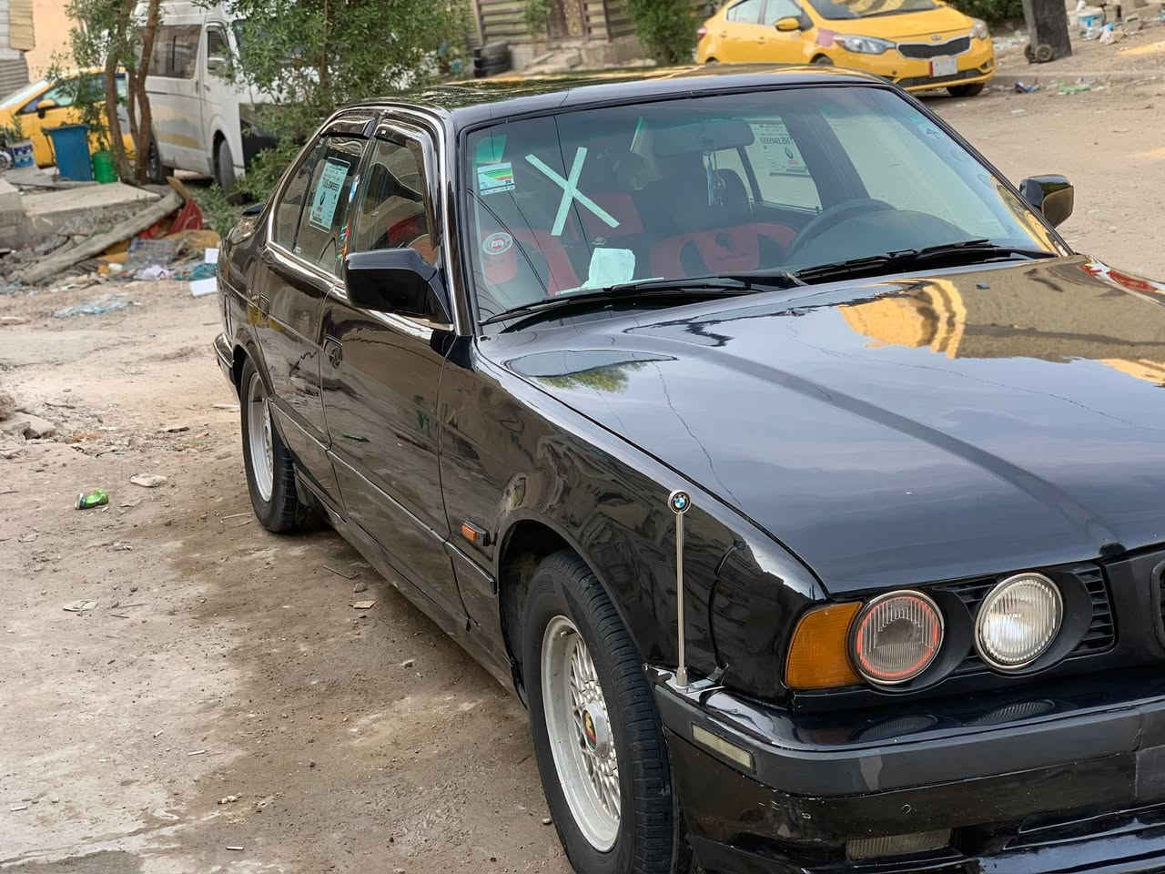 السلام عليكم بي ام ٥٣٥فول مواصفات جاهزة من كلشي موذيل ٨٨محدث ٩٣ سيارة احلة من الصور مراوس بسيارة سبعة راكب ***********سيارة معروضة ٧٠$وبيها مجال قليل
