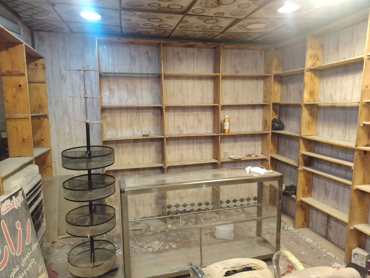 سلام عليكم رفوف خشب
وسله للمكياج او غير شي عده استخدامات وفاترينه
قيم واخذهن
***********
