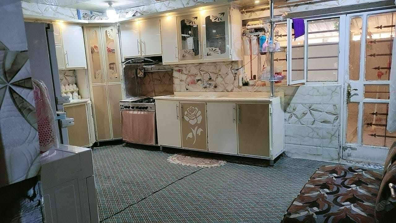 #يتوفر لدينا بيت للبيع في حي ١٨ العسكري الجديد قرب شارع الحمداني المساحه٣٠٠متر طابق واحد بناء طابوق
الواجه ١٥متر والنزال ٢٠متر
#التفاصيل يحتوي البيت على ٣غرف نوم واستقبال كبير ومطبخ وصحيات وكراج كبير  طابق واحد
#السعر ١٥٠ مليون
للاستفسار الاتصال على الرقم *********** *********** او خاص
