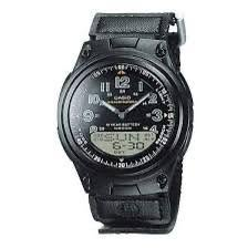 هذه الساعة هي من طراز Casio AW-80V (أو AW-80)، وهي ساعة كاسيو "أنا-ديجي" (Anadigidatabank) تجمع بين العرض التناظري والرقمي.تتميز هذه الساعة بالمواصفات التالية:عمر البطارية: تصل إلى 10 سنوات.سوار الساعة: تأتي غالباً مع سوار مصنوع من الكتان/القماش المتين مع أجزاء جلدية.مقاومة الماء: مقاومة للماء حتى عمق 50 متراً (5 BAR).الوظائف: تحتوي على إضاءة LED، بنك بيانات (Telememo) يتسع لـ 30 اسماً ورقماً، منبه، وتوقيت عالمي.السعر التقريبي: يتراوح سعرها في بعض العروض بين 10 آلاف إلى 23 ألف دينار عراقي حسب المتجر.تُعرف هذه الفئة بتصميمها القوي المستوحى من الطراز العسكري، وهي مناسبة للاستخدام اليومي والأنشطة الخارجية.هل ترغب في معرفة طريقة ضبط الوقت أو أماكن توفرها في منطقتك؟


**إذا كنت صاحب هذا الإعلان وتريد حذفه لأي سبب، رجاءا أرسل رسالة إلى الدعم الفني**