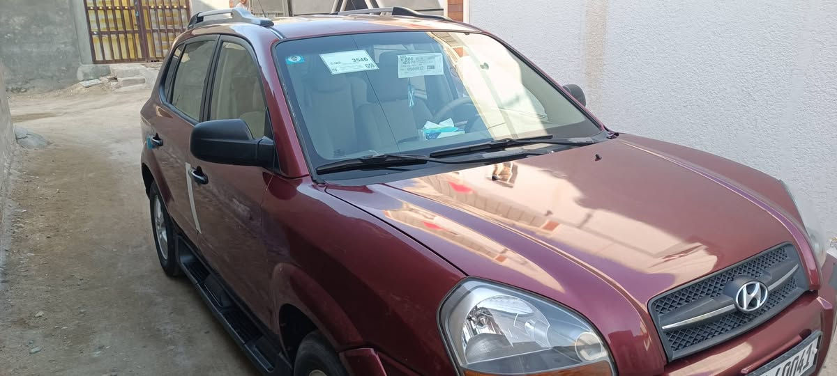 سيارة توكسان ٢٠٠٧ مصبوغه عام ضربتها بالامام 
بأسمي رقم انكليزي تحويل ثاني يوم 90$ وبيها مجال رايدها مراوس ب٧ راكب حتى اذا راس براس
*********** مكانها بابل حلة, بابل
