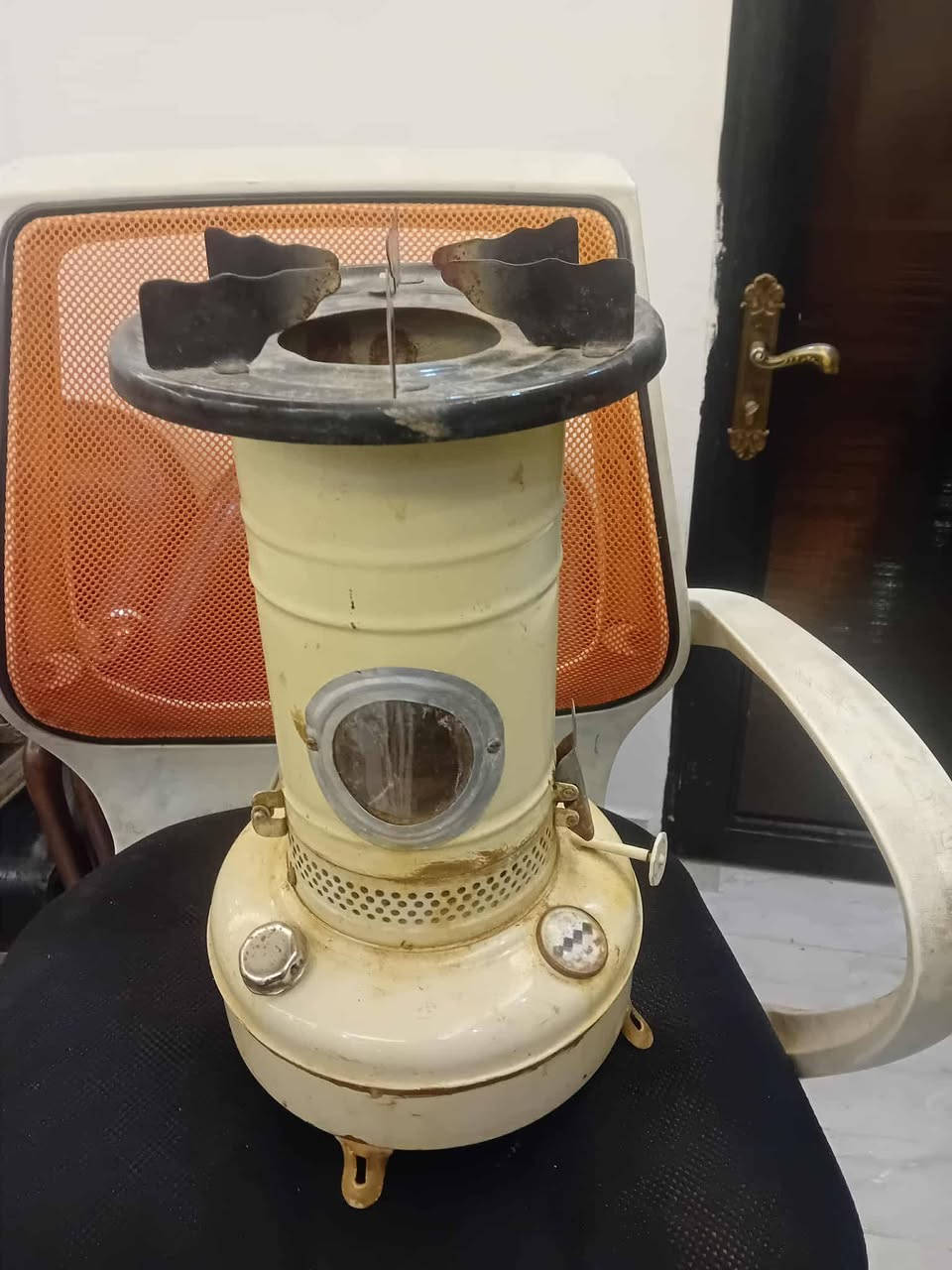 مدفأة كاز قديمة 🔥
صوبة كيروسين تراثية كانت منتشرة في بيوت العراق والأردن في الستينات والسبعينات من القرن الماضي
قطعة ديكورية أصيلة تعكس روح الزمن الجميل
عمرها يقارب 80 سنة
بحالة جيدة جداً
مصنوعة من معدن مطلي بطلاء حراري مقاوم للحرارة
تصميم كلاسيكي جميل يصلح للعرض والديكور التراثي
قطعة مميزة لهواة المقتنيات القديمة والديكور الريفي
بسعر مناسب جداً 👍
متوفر التوصيل 🚚


**إذا كنت صاحب هذا الإعلان وتريد حذفه لأي سبب، رجاءا أرسل رسالة إلى الدعم الفني**