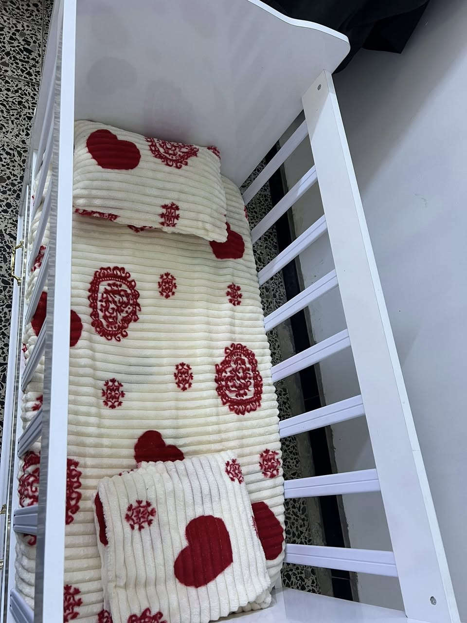 جرباية طفل نظيفة جداً جداً 
الطول 100
العرض 55
هية ودوشكها سوية وبيها جرار خزن جبير
استعملتها وقت قليل جداً يعني تُعتبر جديدة
اريدها ب 80 وبيها مجال 
مكاني بغداد الشعب
 ***********
