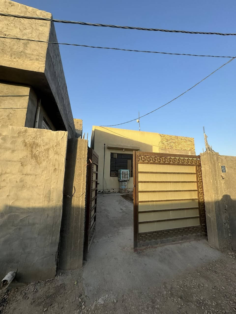 دار للبيع طابو زراعي سند 25 المساحه 550 م يحتوي على استقبال 9م وكلدور ومطبخ وغرف نوم عدد2  مجمع صحيات خارج وداخل ومطبخ وحديقة خارجية  بناء 2025 طابوق كونكريت 
الموقع 📍الحله الورديه قرب النائب حبيب الحلاوي 
علماً له منفذاً للدخول من جهة الوردية البوحمير ومن شارع معمل ابو كيره مطل على فرعين عرض الفرع 8م
للاستفسار ‭***********‬
