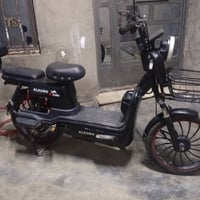 دراجة شحن • بطاريات نضيفة • شرطة الخامسة