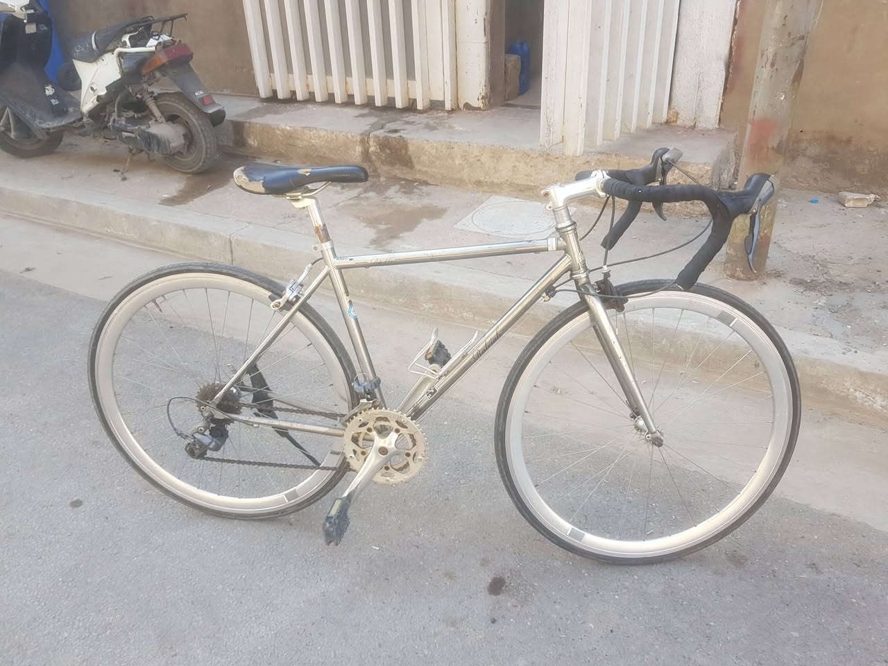 السلام عليكم بايسكل رود برطاني المنشأ الهيكل حديد الويالة المنيوم رايده ب ٢٥٠ الف للاستفسار ***********
