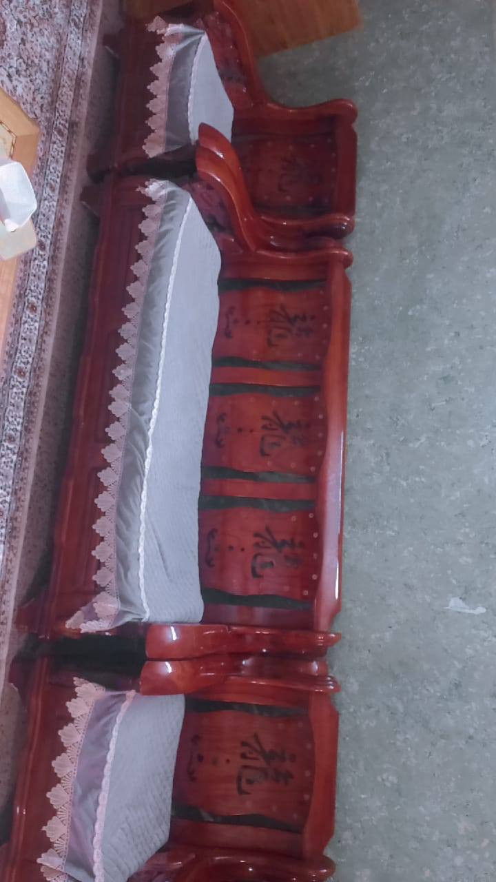 تخم للبيع متكون من اربع قطع
قنفة 3 مقاعد 
قنفة مقعدين 
كراسي ثنين 
سعر 250 وبي مجال
للتواصل ع الرقم ***********
