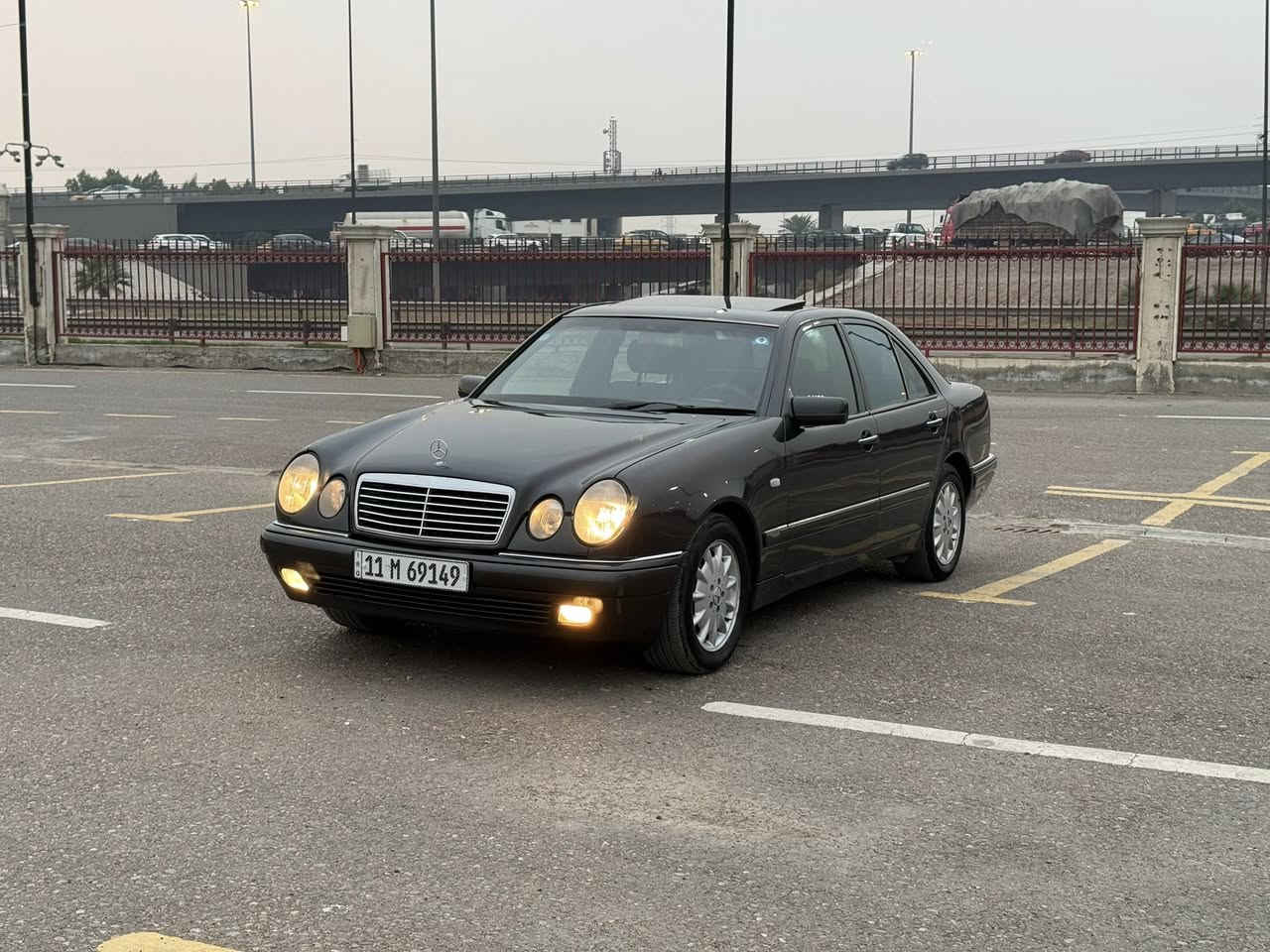 مرسيدس E320 ام عيون فئه افنگارد اعلى مواصفات
موديل 1995 محرك V6 يعني محرك ڤي المرغوب مو خراطيم
صبغ عام جماليه بدون ضربه ،، السياره مصروف عليها هوايه
محرك وكير مكفولات ،، تبريد ثلج ،، صدر امامي خلفي كله جديد تبديل كامل ،، والصدر الخلفي عربانه كامله جديده وارد يابان ،، السياره مناقصها اي شي رقم بغداد الدولي وبأسمي سنويه وهزه جديده ،، المكان بغداد حي الجامعه 
السعر 98 ورقه بيع او مراوس حسب القناعه
***********
