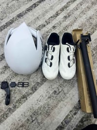 خوذة مغلقة ضد الساعة قياس L ب15الف حذاء لوك مستعمل قياس 43 مع القواعد ...