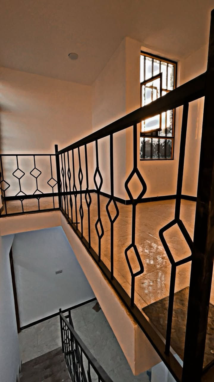 سلام عليكم مشتمل 50 متر طابو صرف  لبيع  البيت 🏠 قطعة ومبني  طابقين  قرب شارع العام مقابيل  مطعم بشار ابو العنبة  يبعد شارع العام 20متر  الاستفسار مكتب علي السلطاني 
الاتصال *********** حسن السلطاني
