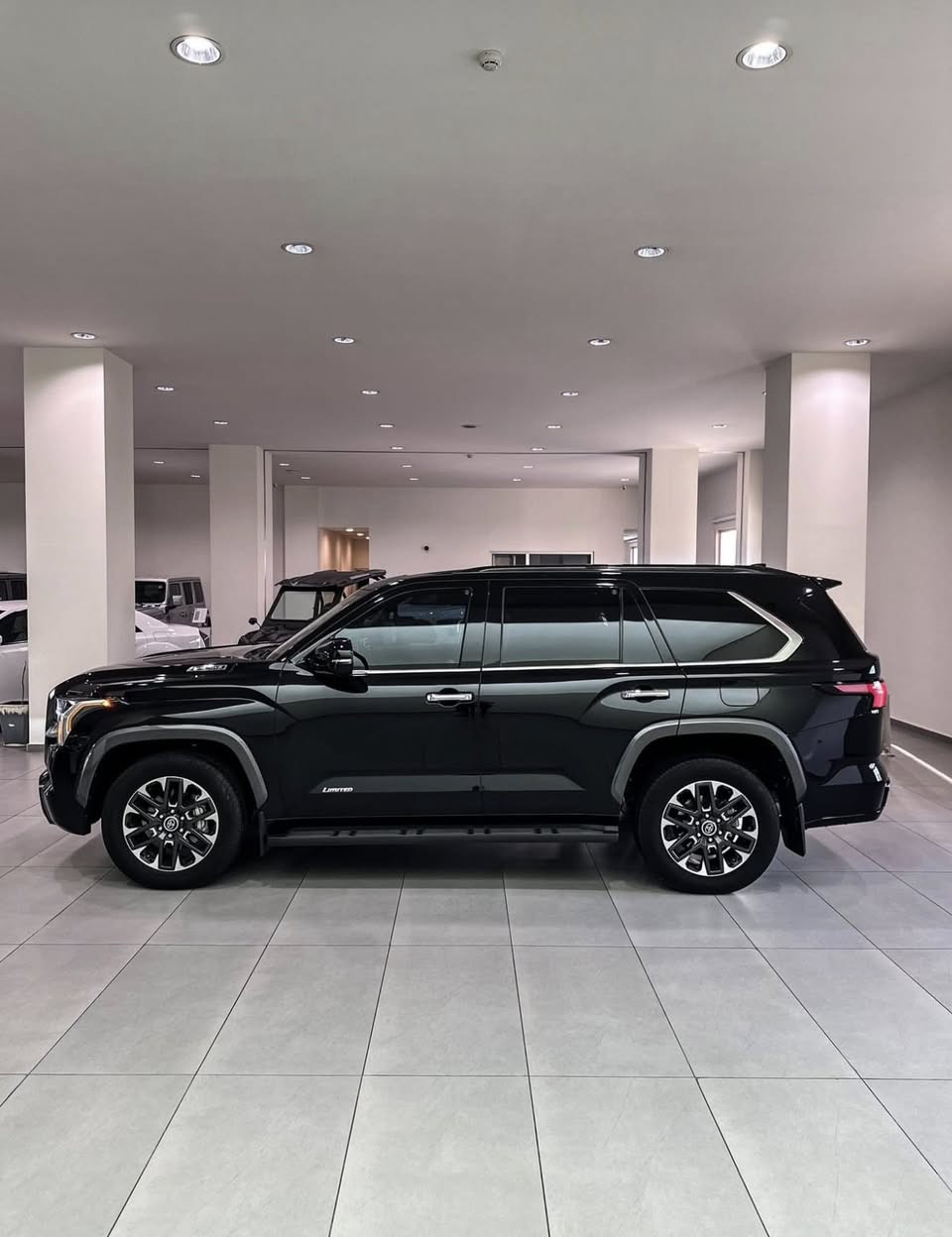 السلام عليكم
تويوتا سيكويا لمتد فول مواصفات 
TOYOTA Sequoia Limited 
موديل ٢٠٢٣ 
وارد كندي 🇨🇦 ضمان دولي بشرط 
بدون صبغ بدون تعديل بدون رصعلات كفالة عامة 
الممشى : 32000 ميل فقط 
محرك : ٦ سلندر توين توربو 
المواصفات : 
بانوراما 
رادار امامي مانع تصادم 
رادار خلفي 
رادار جانبي 
صندوق كهربائي 
مقاعد جلد + خزن + تدفئة + تبريد 
ستيرن هيتر 
پردات خلفية 
٧ راكب 
مقاعد الصف الثالث كهربائية 
كاميرات ٣٦٠ 
ويل ٢٠ انچ المرغوب 
كار پلي + اندرويد اوتو 
وغيرها بعد مواصفات 
السعر : 64.000$  و مجال 
للاستفسار اكثر واتس اب  : 
***********
