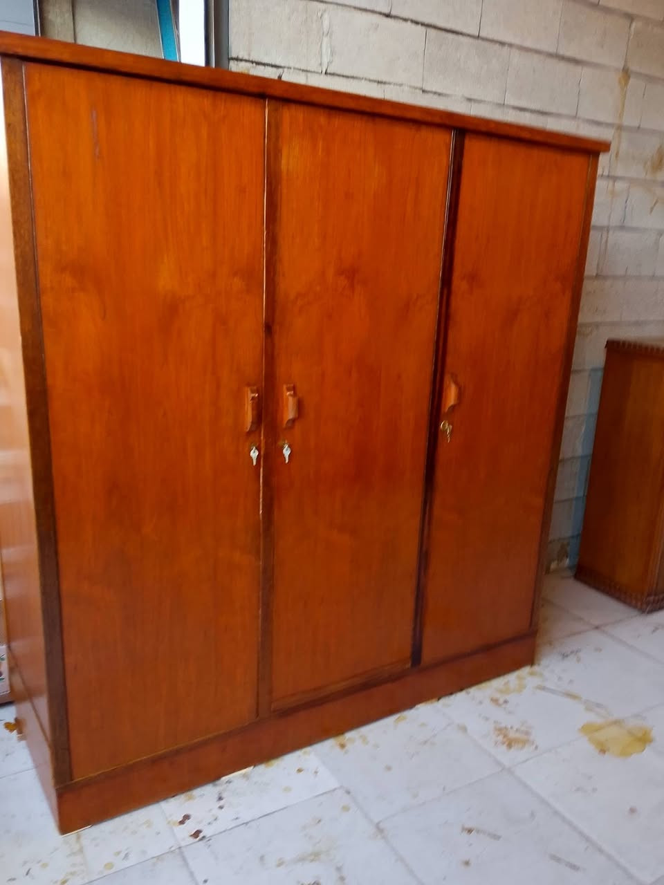 عرض خاص كنتور ثلاث ابواب خشب ثكيل درجه اولى نضيف جدا سعرو 130 ألف اتصل ع رقم ***********
