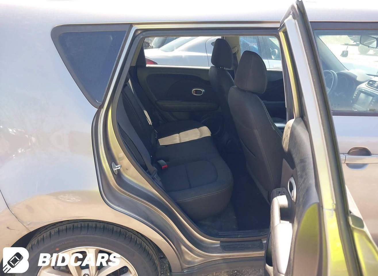 سلام عليكم اخوان كيا صول حادث فقط جاملغ الأمامي الايمن بدون دواخل بدون ايرباك محرك كفاله تبريد تدفئة كفاله صدر خلفي امامي جديد تخم تاير سياره جاهزه وبيها باب صدر الايمن شويه بارد سعرها ١١٥ وبيها مجال بسيط اي استفسار اتصل على الرقم *********** مكان بغداد الكرخ ابو مصطفى
