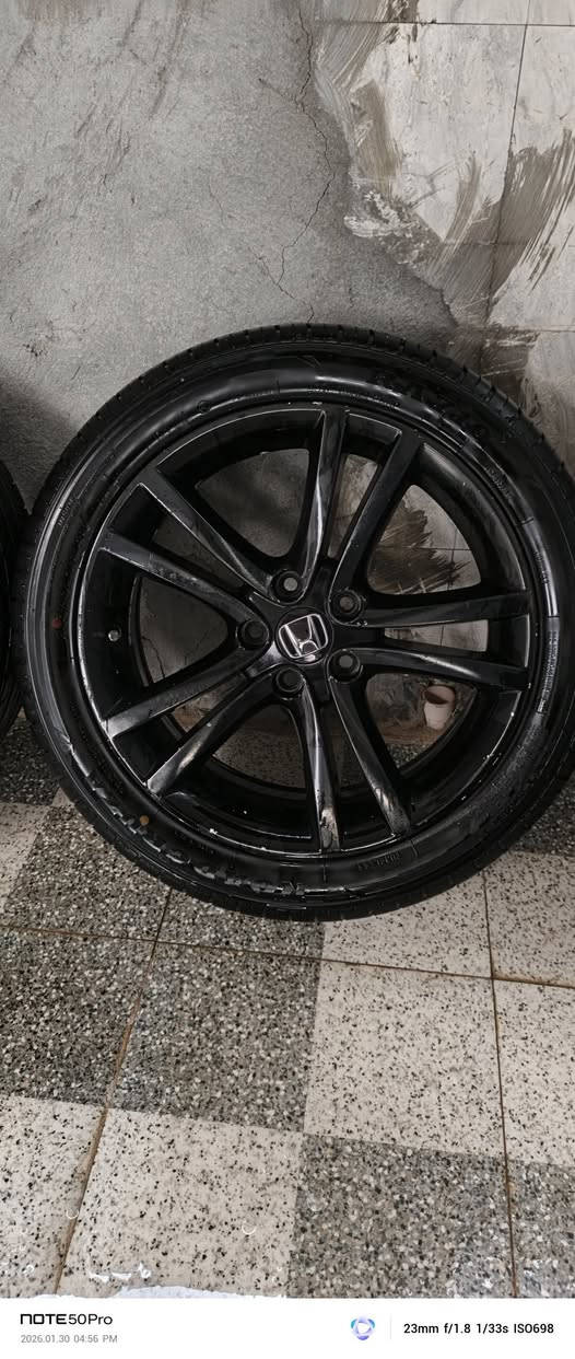 ويل كب وتاير بعده لوك
حجم ١٨
٢٣٥ 
٤٥ 
السعر ٤٥٠ دولار وبي مجال 
***********
