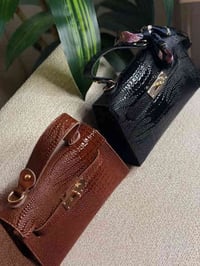 حقيبه اليوم… عنوان الأناقة! ✨ اختاري إطلالتك بثقة مع حقيبتنا الجديدة ا...