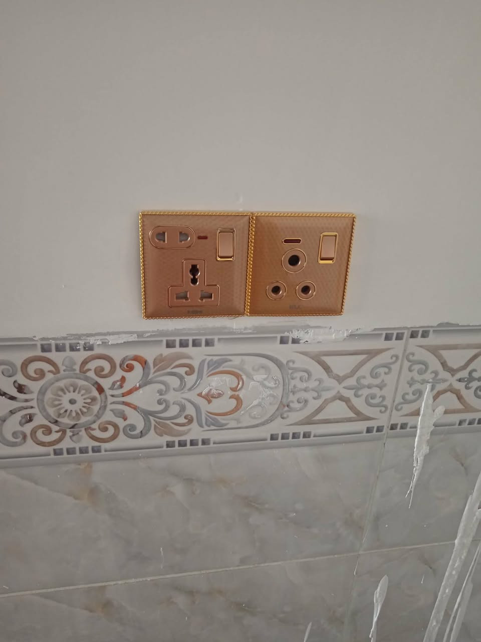 السلام عليكم اخوان يوجد كادر كهرباء وتأسيس ماء بكل انواعه وحفر نزالات  ونشر شبكة كهرباء تواصل خاص او رقم الهاتف *********** من رخصة صاحب الكروب
