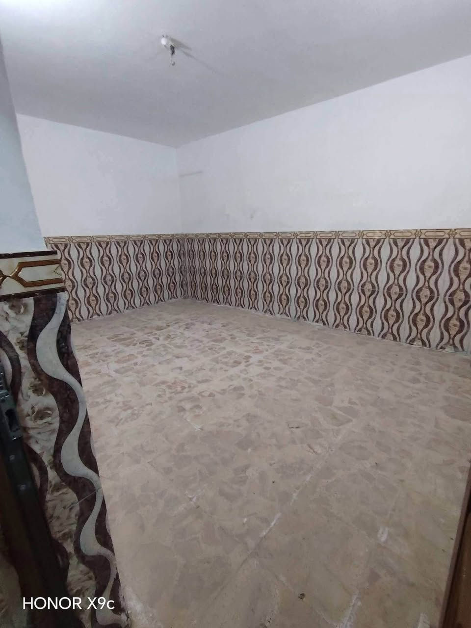 دار للرهن المساحه 200 متر في حي ميسان شريط حي ميسان قطاع 73 يحتوي على اربع غرف وصالتين ومطبخ واستقبال وصحيات داخليه وخارجيه نضيف البيت سنه قابله للتجديد سعر الرهان خاص للاستفسار والطلب الاتصال على الرقم التالي الكوفي للوساطة العقاريه ***********
