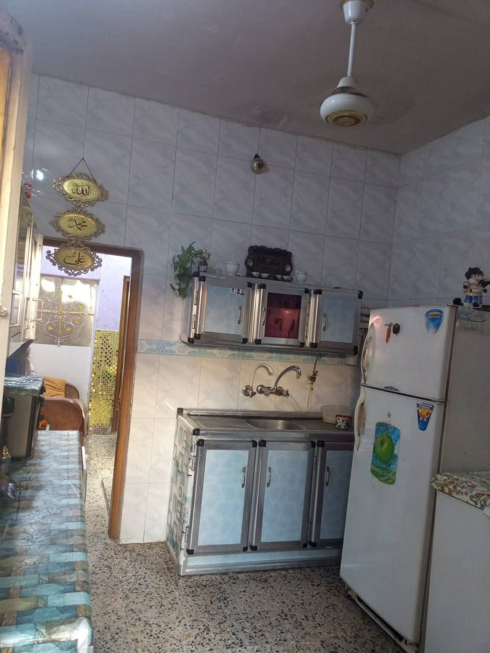 بيت للبيع المساحه 110حي العسكري خلف جامع الحبيب المصطفى يحتوي البيت على غرفتين نوم وحده جوه والثانيه فوك وصاله ومطبخ حار وبارد وكليدور الاستفسار على الرقم بي واتساب ***********
