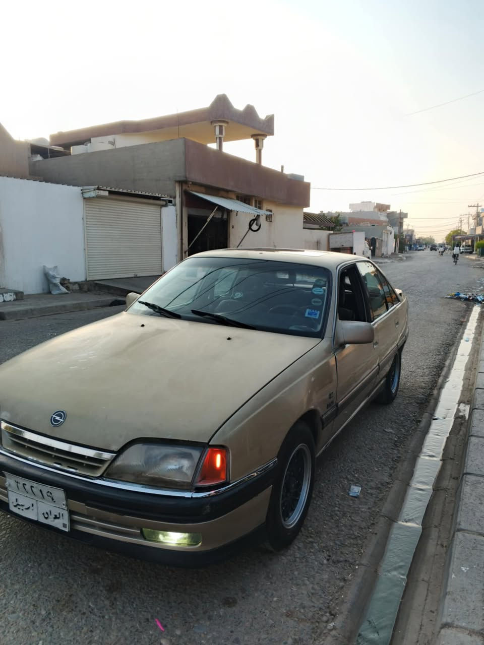 سلام عليكم..  سياره اوميكاا للبيع موديل 1992 سياره كير محرك بشرط اول ثاني ثالث بطناش شرط النشاط كهربائياات كله شغال تايراات جديد ماتصرف علي ولاربع والنضافه كدام العين سنويه ساقطه من 2020 السعر 36 وبيهاا مجال الرقم.. ***********   الشراي يخابر. لو يجي خاص
