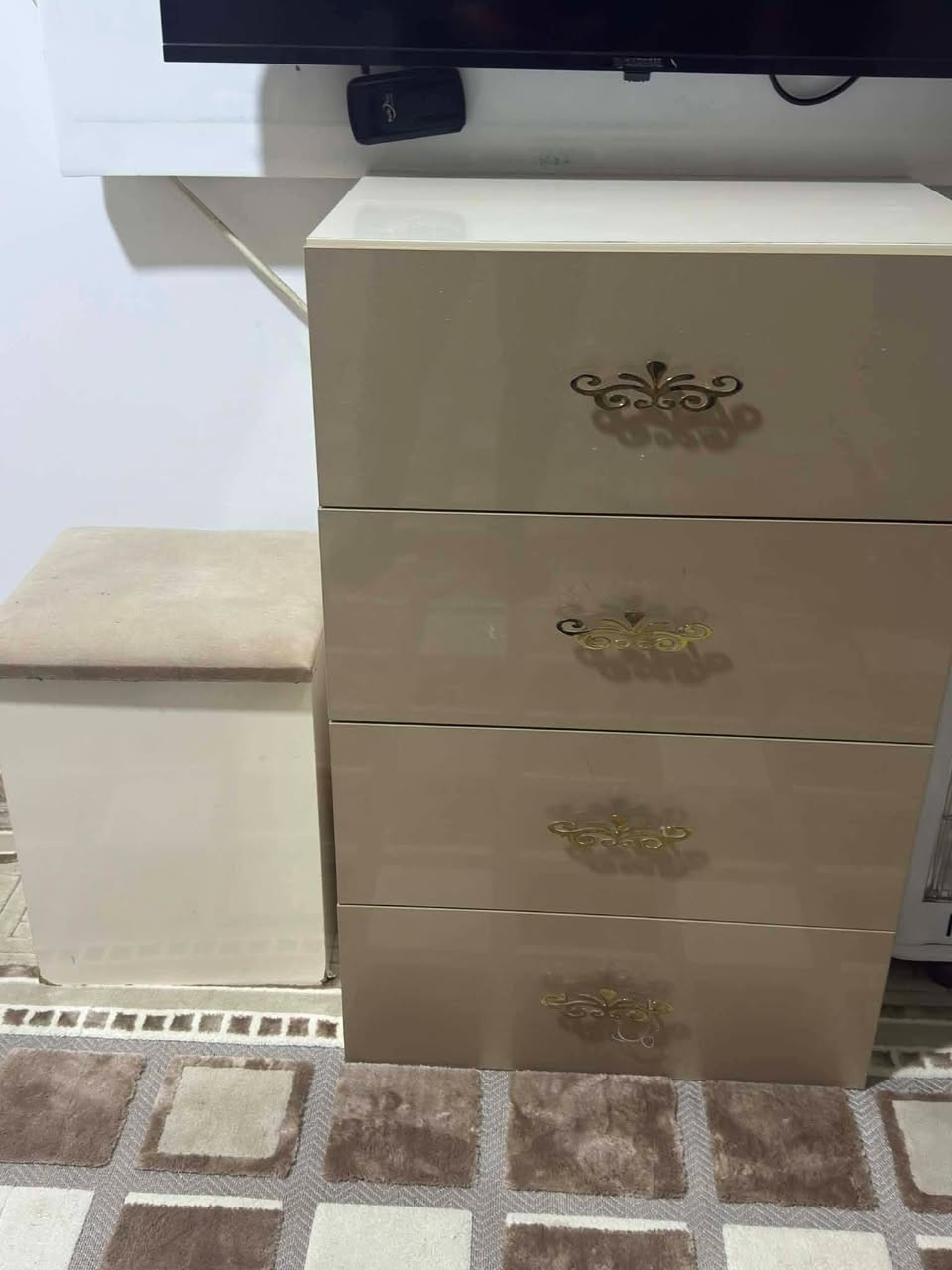 للبيع ٧ قطع غرفه نوم تركي سعر ٦٠٠ وبيه مجال ع خاص 
الرمادي حي بكر 
*********** للإستفسار
