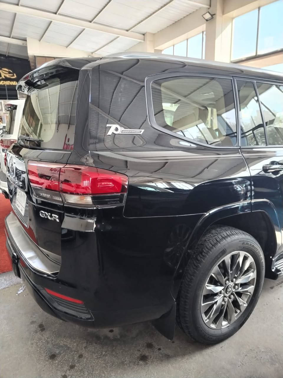 السلام عليكم
تويوتا لاندكروزر GXR TWIN TURBO 
موديل 2022 خليجي أرقام بغداد 
ضمان شركة ساس مستخدم

محرك 6سلندر سعة 3500cc تون توربو
المسافة المقطوعة 100000 كيلومتر
بدون صبغ نظيفة
بصمة تشغيل وبصمة ابواب
تشغيل عن بعد
حساس امامي وخلفي
مقاعد كهرباء جلد تبريد
كشافات أمامية
مري كهرباء
سلايد روف
شاشة وسطية كبيره
تبريد ثلاث قطع
سبعة راكب
صندوق كهرباء
شاشه خلفيه
ثلاجة صغيرة
شاحن واير ليس
ويل كب 20 انج
فور ويل
تحكم استيرن جهتين
مود درايف
اوتو هولد
—————————————————-
معرض الرشيد المركزي لتجارة السيارات
معارض البياع - الشارع الاول - خلف مرآب البياع .
___________________________
للاستفسار اكثر الاتصال على الارقام التالية :.
***********
***********
