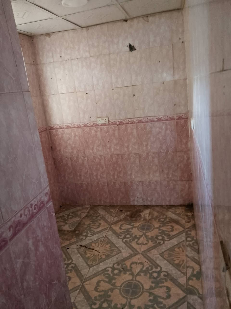بيت للبيع منطقه حي التأميم..الغسل يرهم قصد ونقد يحتوي غرفتين وصاله وحمام وتواليت وتهويه صغيره ومنور صغير ركن طابو صرف الاستفسار *********** طابو صرف غير مشترك مساحه 90واقع حال
