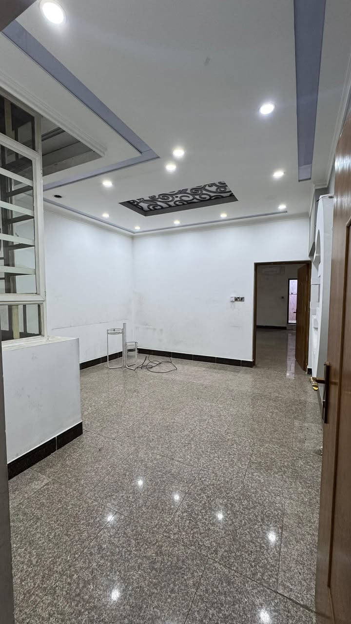 #للإيجار في منطقة السيدية 🏠

دار سكني مساحة 150 متر
📍 الموقع: مربع القادة

🔹 يحتوي على:
 • 4 غرف نوم (سويت)
 • صالة
 • مطبخ
 • خدمات

💰 السعر: مليون دينار عراقي

📞 للاستفسار: ***********
🏢 أو مراجعة مكتب البيت الملكي للاستثمار العقاري – السيدية
📍 مقابل جامع شاكر عبود
