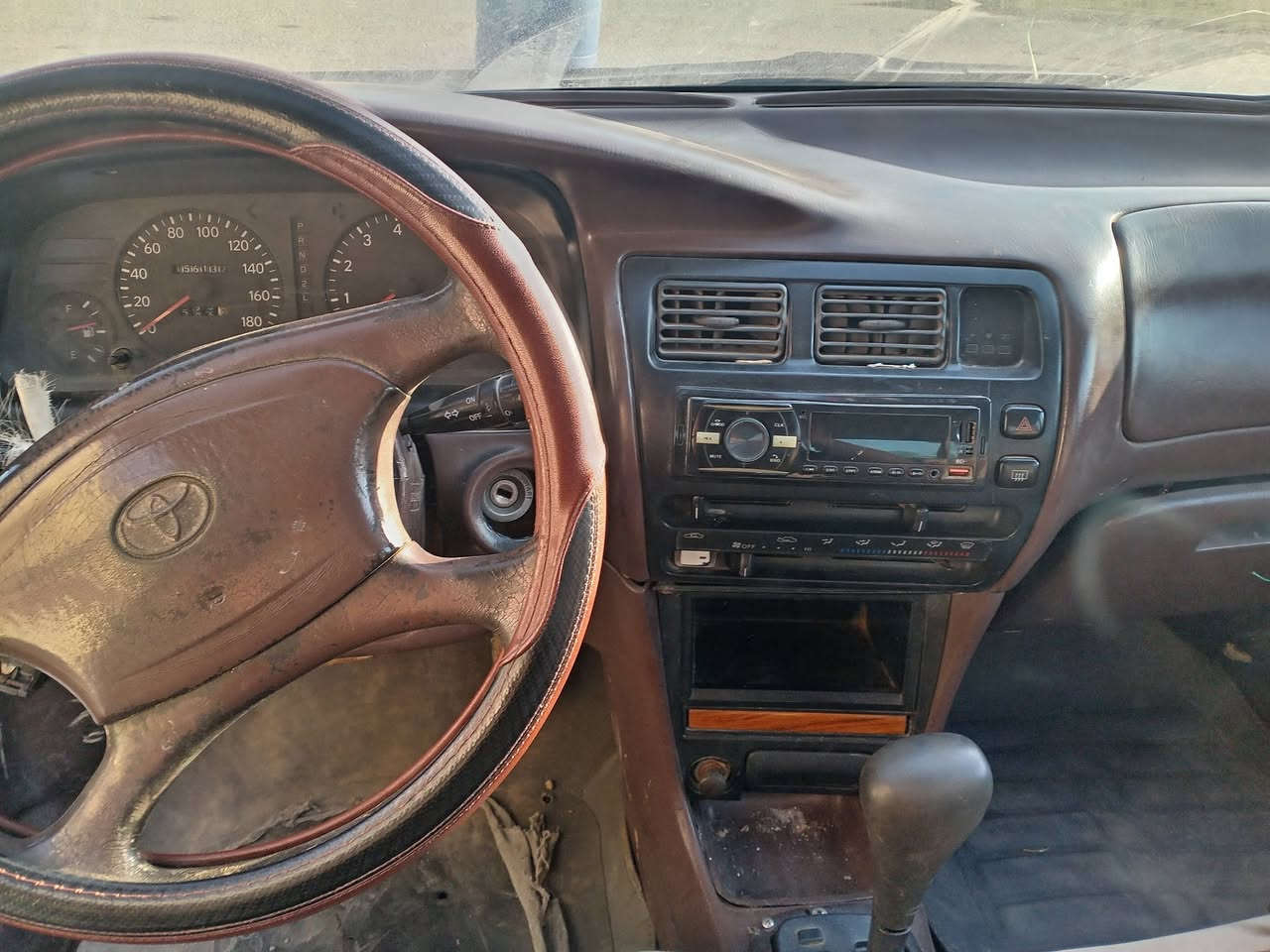 السلام عليكم للبيع كورولا موديل 94 رقم بابل مشروع وطني سياره بيه جاملق وبنيد ومصبوغه جماليه *********** سعر ٥٥ وبيه مجال
