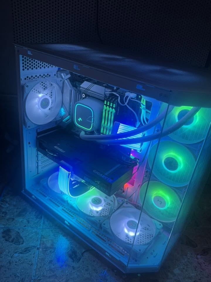 معالج i7:11700k انتل
من الممكن يتطور إلى ٥٠٧٠ GPU 4060 نسخه الايكل كيكا بايات 
تخزين ٤  تيرا m.2 ssd  او ١ تيرا حسب رغبه المشتري 
متوفر من ١/١٠ تيرا 
مذر بور ستيل ليجن z590 As rock 
مائي وايت اديشن ديب كول 
بور 750 
رامات 32 ddr 4 :3200 mz 
كنك ستوم فيو راي 
كيس زكماتك الوايت بانوراما 
الكيس يحتوي ع ٩ فأنات تبريد حاليا 
+ كيبلات اكستيشن 

مكاني محافظه بابل 
وعندي توصيل لجميع المحافظات 
***********
