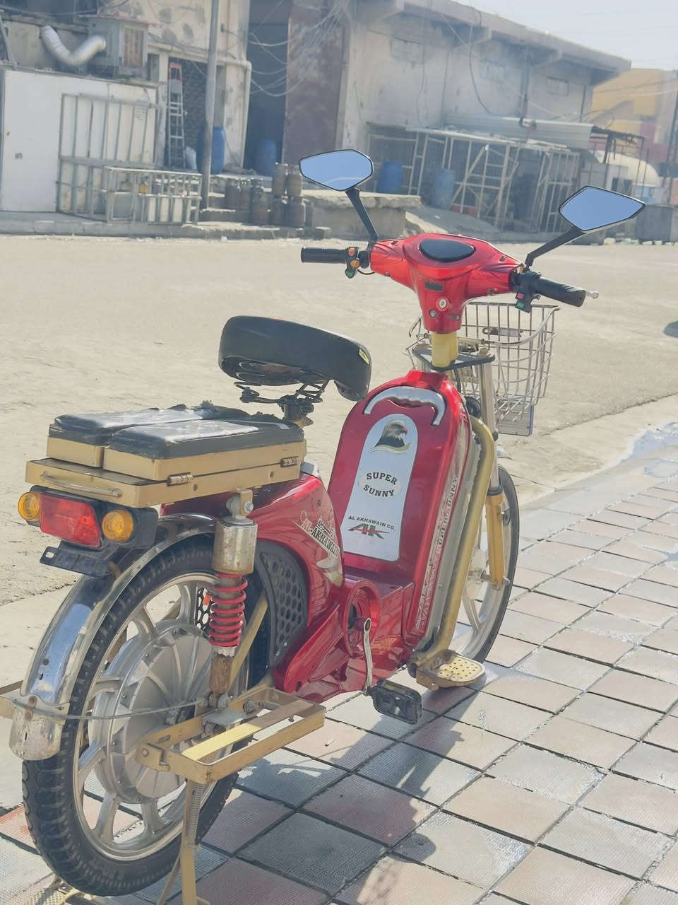 يالله 🧡
السلام عليكم 
دراجه الأخوين للبيع حيل نضيفه 
5 بطاريات شديتهن قبل ٤ اشهر 
الزيتوني الأصلي 
مكانه الفلوجه 
السعر 300 وبي مجال 
رقم:***********
