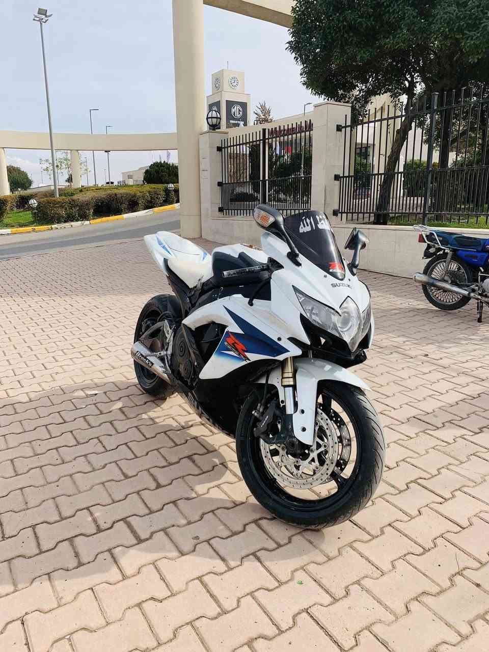 سلام عليكم جكسر 750 موديال 11 دراجه شغال بس ريداله شغل كهرباء مكينه بشرط شغال ومابي اي عيب وابي اوراقه كمرك مراوس وبيع حسب قناعه تواصل عل واتساب ***********
