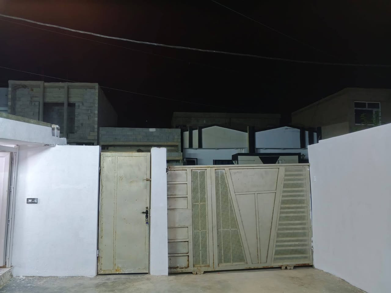 اعلان 📣📣
دار للبيع مساحه 140متر زراعي 🏠

يتكون من غرفتين نوم استقبال مطبخ هول صحيات درج داخلي بيتونه كراج فول مواصفات 🏠

موقع العقار حي العسكري الزراعي ثاني فرع من الشارع 🏠

استفسار عله الرقم ‏‪***********‬‏📞📞

