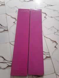 رفوف محل عدد ٤٥ قطعه مع الحمالات والسجه الي تثبت بلحايط ويثبتن بيها طو...