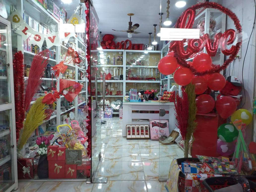 سلام عليكم 
كل الرفوف والعارضات داخل وخارج المحل ....للبيع 
للتواصل على الرقم ***********
