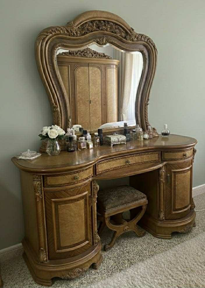 غرفة نوم ايطالية نظيفة جدا اي كسر ما بيها وبيها بوفيه تلفزيون السعر مليون وربع العنوان بغداد حي الجهاد للاستفسار الاتصال عالرقم *********** الرجاء للجادين بالشراء فقط
